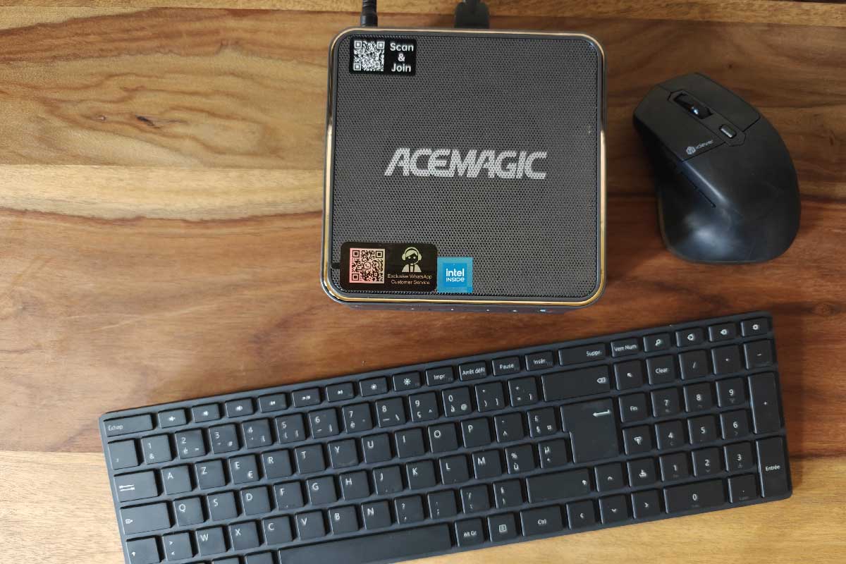 Le mini PC appairé sans dongle à un clavier et une souris Bluetooth.