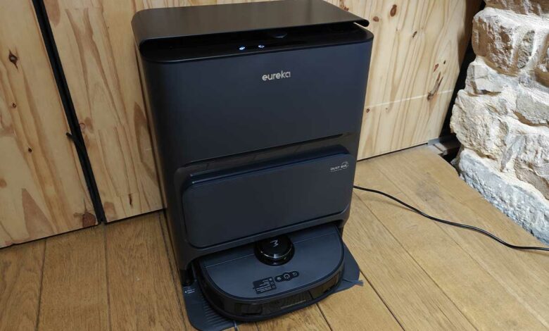 Le robot aspirateur Eureka J12 Ultra dans sa base de vidange et de recharge.