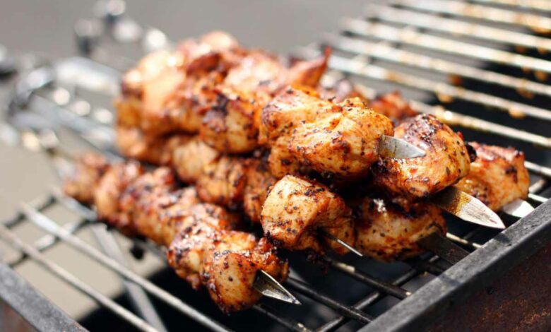 Les flammes sont à éviter lors d'une cuisson au barbecue.