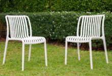 Les chaises de jardin en plastique jaunissent avec le temps.