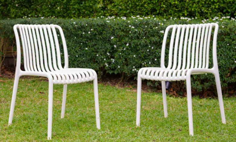 Les chaises de jardin en plastique jaunissent avec le temps.