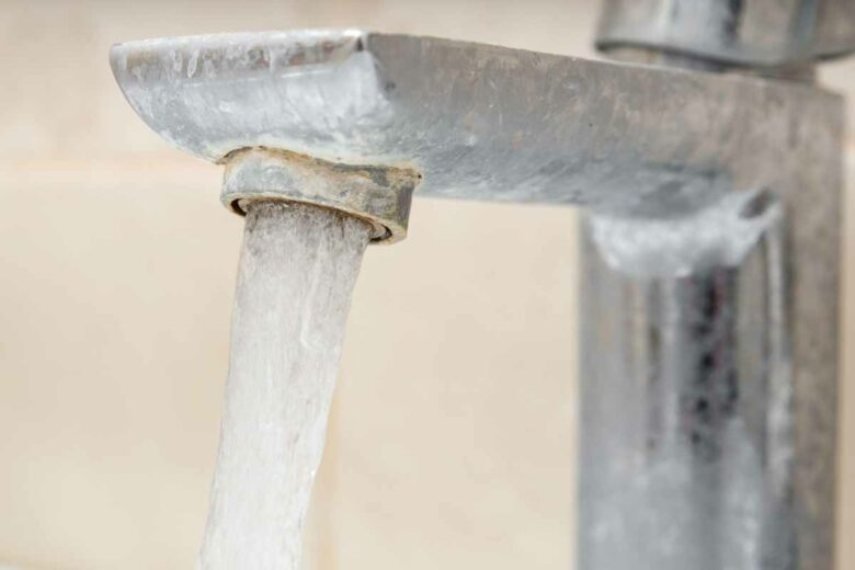 Il existe des solutions pour limiter le dépôt de calcaire sur vos robinets.