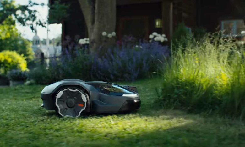 Un robot tondeuse avec la fonction rewilding, pour laisser des zones de pelouse sans tonte.
