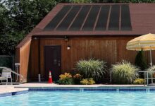 Ce chauffage solaire installé sur un toit va faire prendre quelques degrés à votre piscine rapidement.
