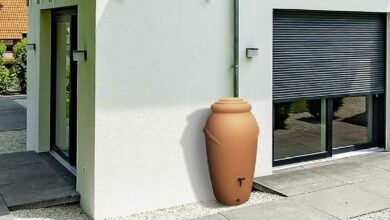Un récupérateur d'eau de pluie à raccorder à sa gouttière pour ne plus utiliser d'eau potable au jardin.
