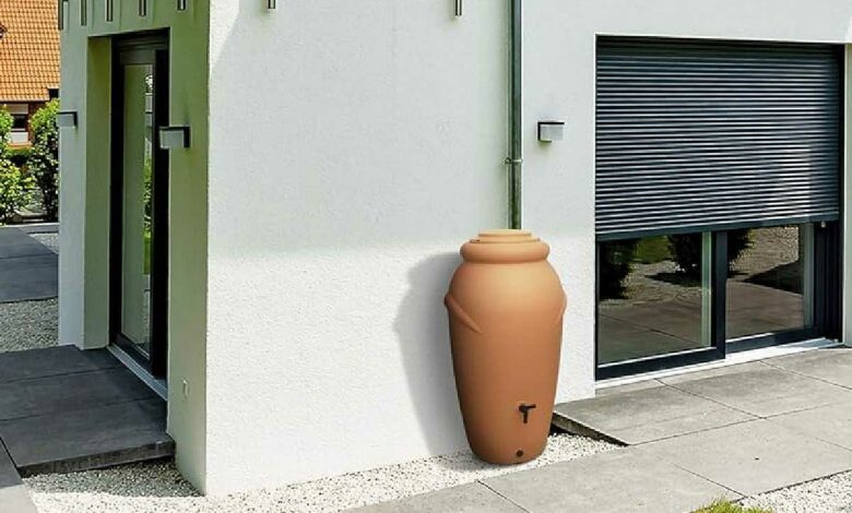 Un récupérateur d'eau de pluie à raccorder à sa gouttière pour ne plus utiliser d'eau potable au jardin.