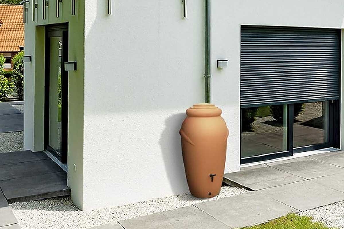 Un récupérateur d'eau de pluie à raccorder à sa gouttière pour ne plus utiliser d'eau potable au jardin.