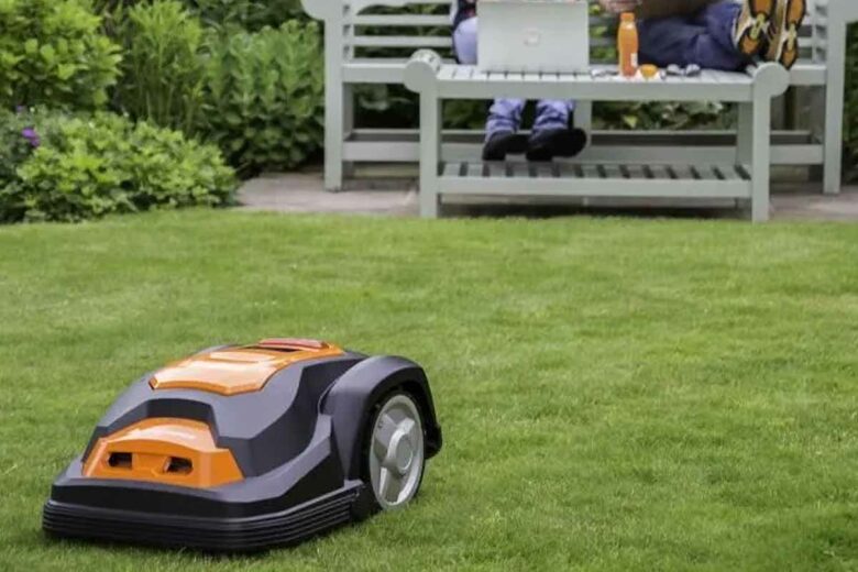 Plus besoin de pousser la tondeuse avec ce robot qui s'occupe de votre pelouse.