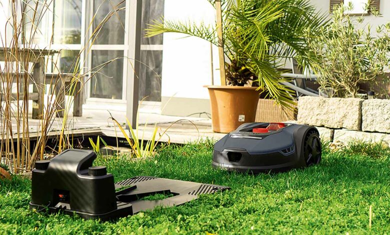 Le robot tondeuse est livré avec sa base de recharge rapide.