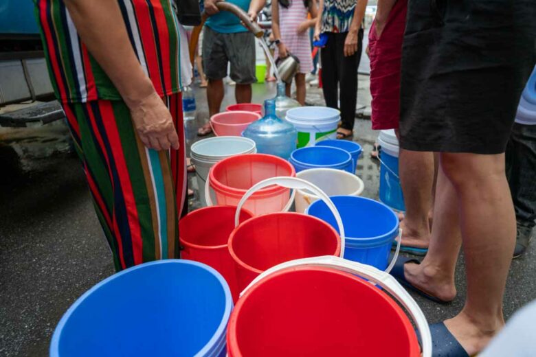 Distribution d'eau douce dans une région en pénurie.