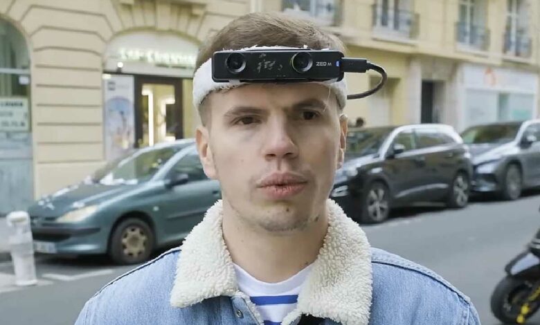 Le dispositif Artha se compose d'une caméra qui se clipse sur des lunettes, et d'une ceinture haptique qui transmet des pressions au dos pour fournir les informations.