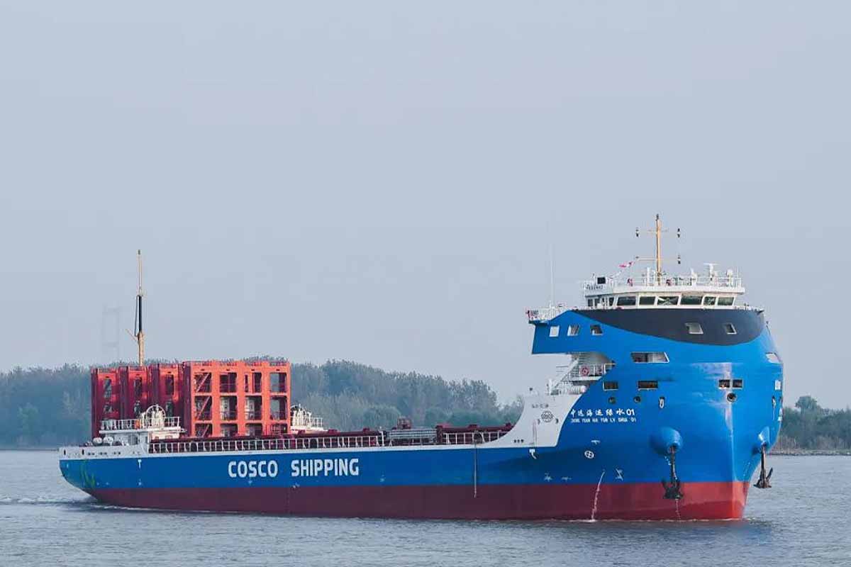 Le premier porte conteneurs 100 % électrique par Cosco Shipping.