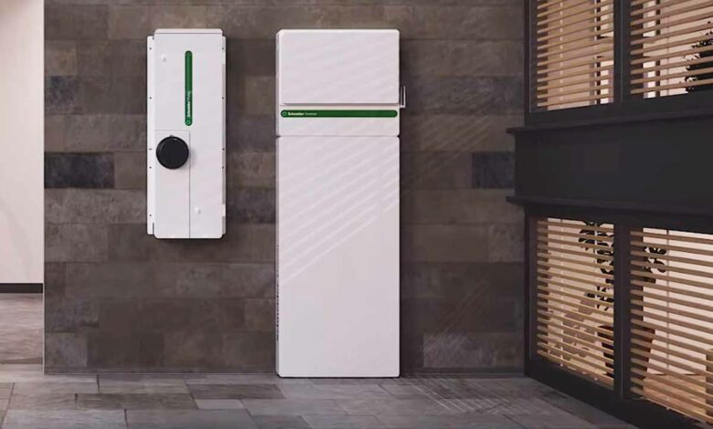 Batterie électrique Boost couplée à une gestion de panneaux solaires Pulse et un onduleur Inverter de chez Schneider Electric.