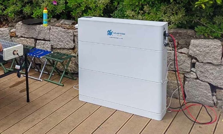 Batterie résidentielle Leapton installée momentanément sur une terrasse lors d'un brunch.