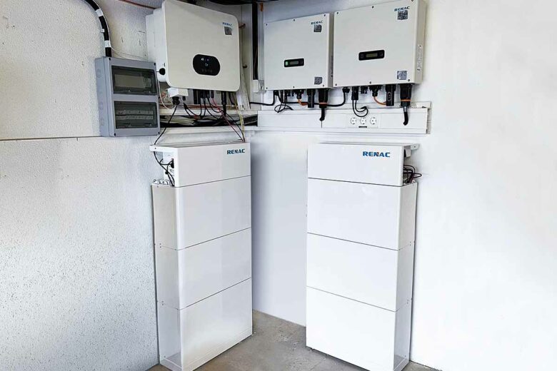 Une installation de batteries Renac pour le stockage d'énergie.