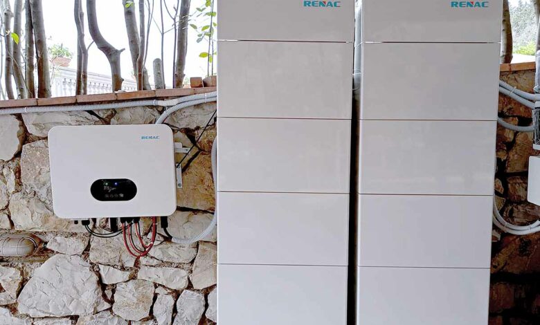 Des batteries résidentielles Renac Power installées en extérieur.