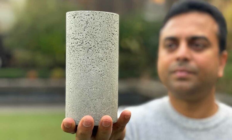 Le Dr Chamila Gunasekara avec échantillon de béton à faible teneur en carbone contenant des cendres.