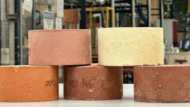 Des briques conçues avec de la cendre et du verre, en plus de l'argile, sont plus écologiques.