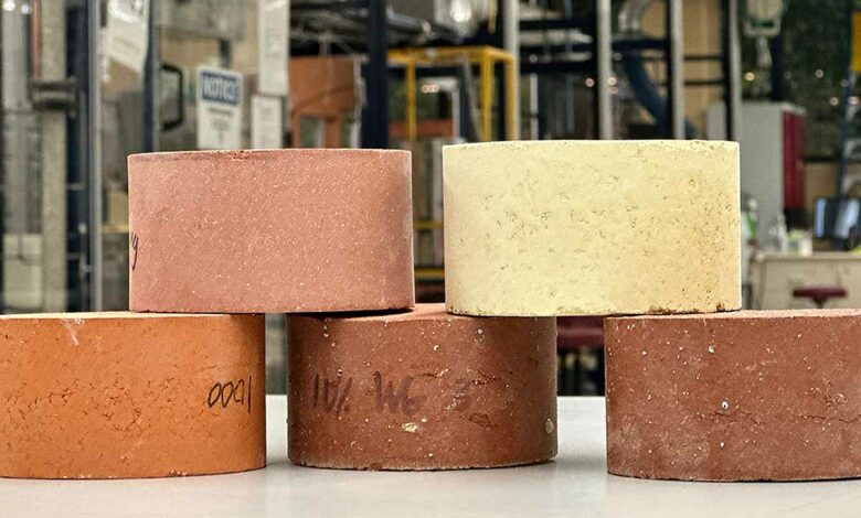 Des briques conçues avec de la cendre et du verre, en plus de l'argile, sont plus écologiques.