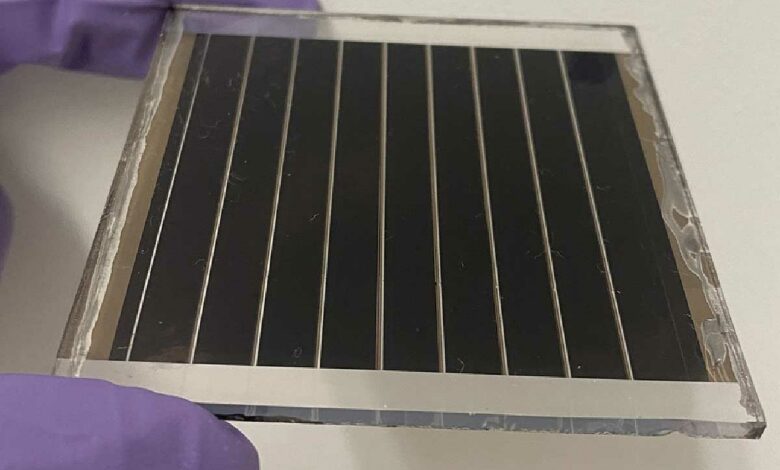 Module solaire en pérovskite avec une surface active de 22,0 cm2 contenant des aniliniums fluorés pour la passivation interfaciale - 2023 EPFL/Cheng Liu, Northwestern University - CC-BY-SA 4.0