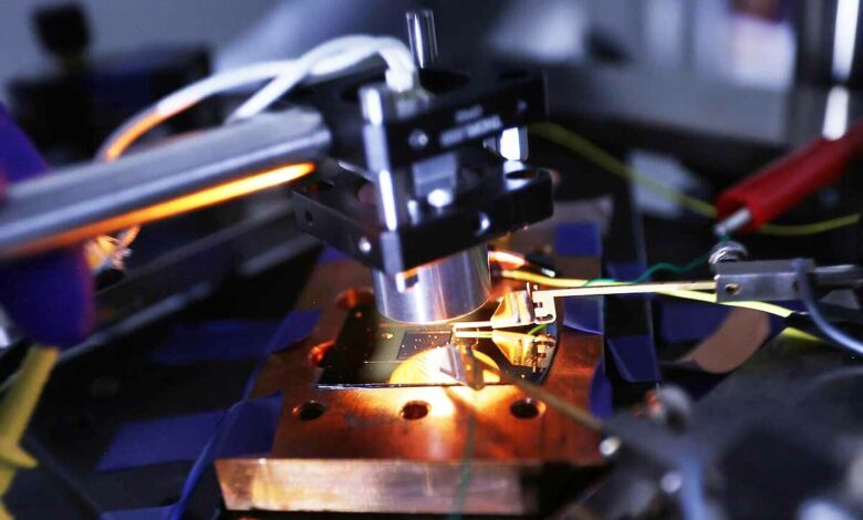 Une source de chaleur au-dessus de la cellule photovoltaïque, qui émet le rayonnement infrarouge que la cellule convertit en électricité.