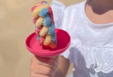 Une coupelle en silicone qui évite les coulures de glaces et qui se fixe directement sur le bâtonnet.