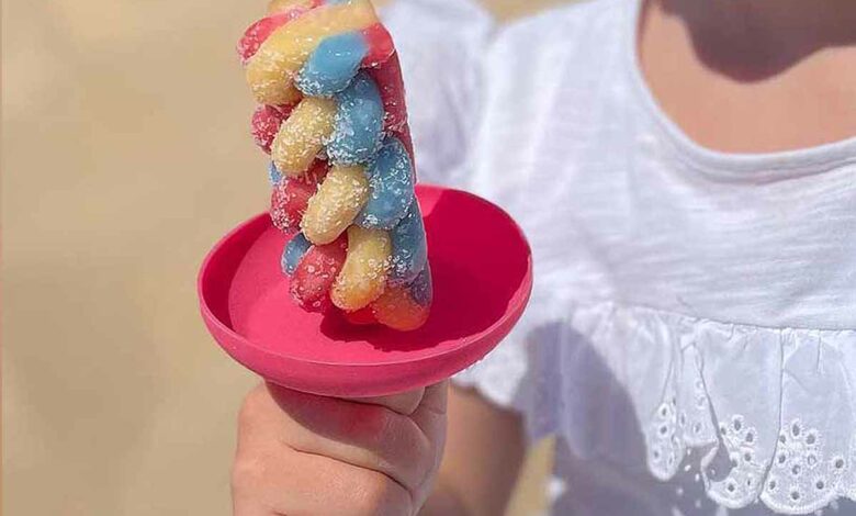 Une coupelle en silicone qui évite les coulures de glaces et qui se fixe directement sur le bâtonnet.