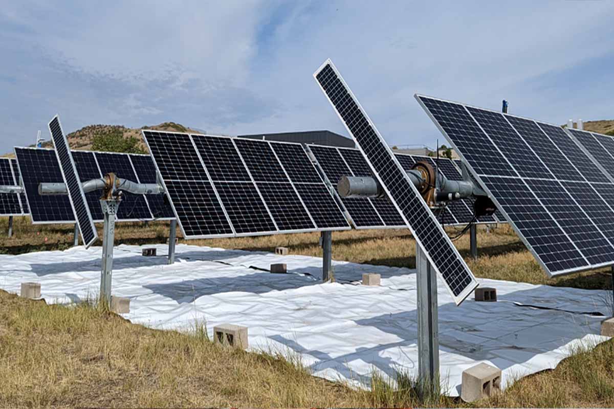 Installer une matière réfléchissante sous des panneaux solaires bifaciaux pour augmenter leur productivité.