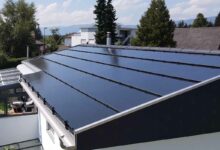 Une toiture avec des tuiles solaires.
