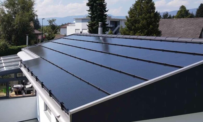 Une toiture avec des tuiles solaires.