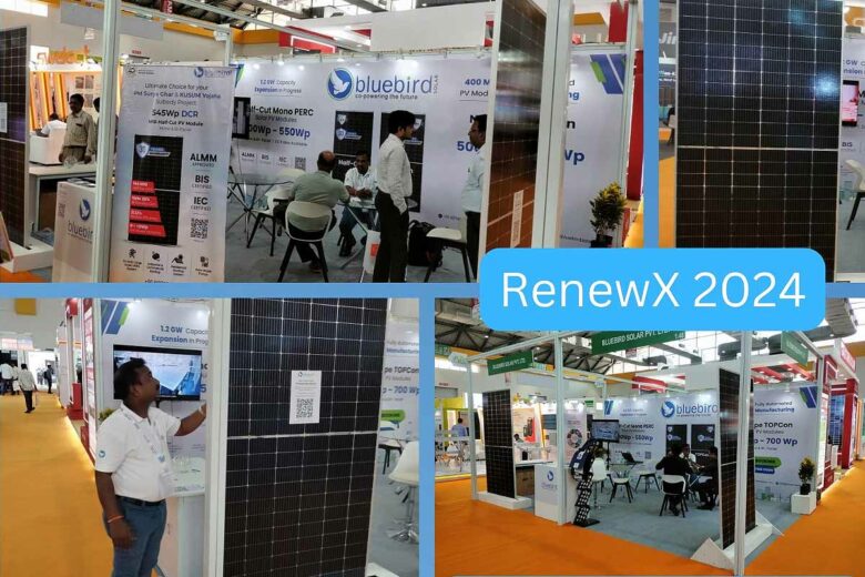 Les nouveaux modèles de panneaux solaires Bluebird Solar, présentés lors d'un salon des énergies renouvelables en Inde.