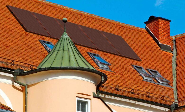 Les panneaux solaires rouges Terracota préservent le charme des structures historiques.