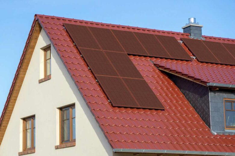 Les panneaux solaires de couleur terre cuite s'intègrent visuellement de manière homogène et sont presque indissociables du reste de la toiture.