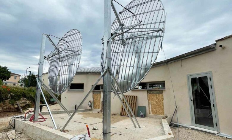 Pour son futur restaurant, le chef a fait installer deux grandes paraboles réflectrices.