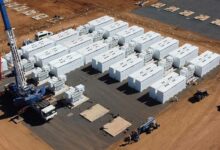 Construction d'un parc de stockage d'énergie par Neoen avec des batteries Tesla Megapack en Australie.