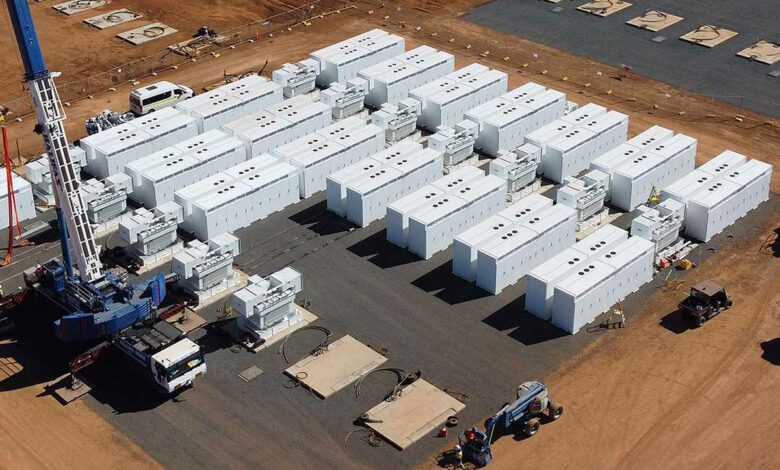 Construction d'un parc de stockage d'énergie par Neoen avec des batteries Tesla Megapack en Australie.