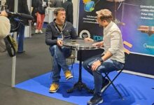 L'inventeur de la Solar-Top-Charge lors d'une interview au salon du concours Lépine.