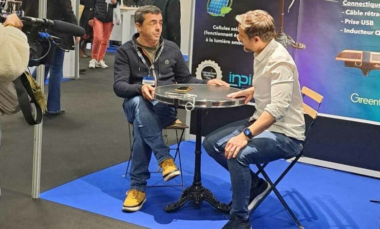 L'inventeur de la Solar-Top-Charge lors d'une interview au salon du concours Lépine.