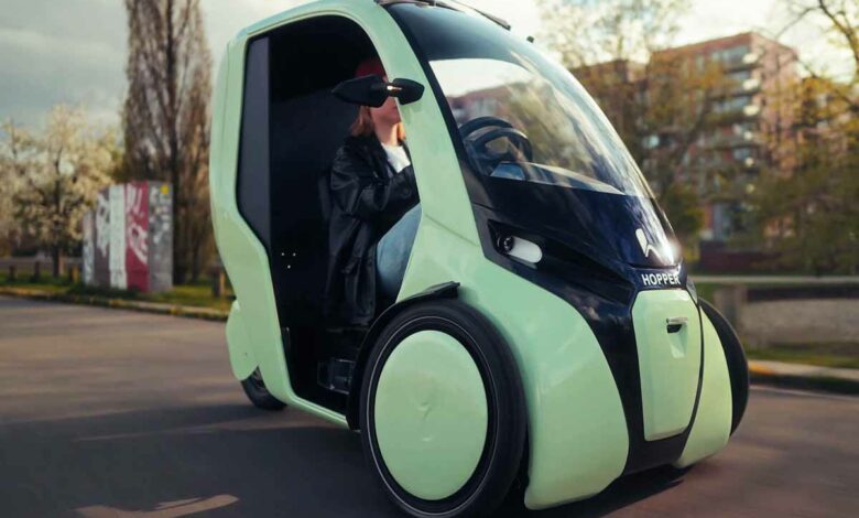 Une voiture électrique à pédale qui peut rouler sur les pistes cyclables.