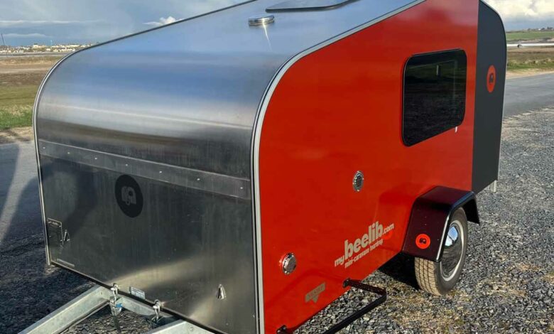 Une mini caravane teardrop artisanale.