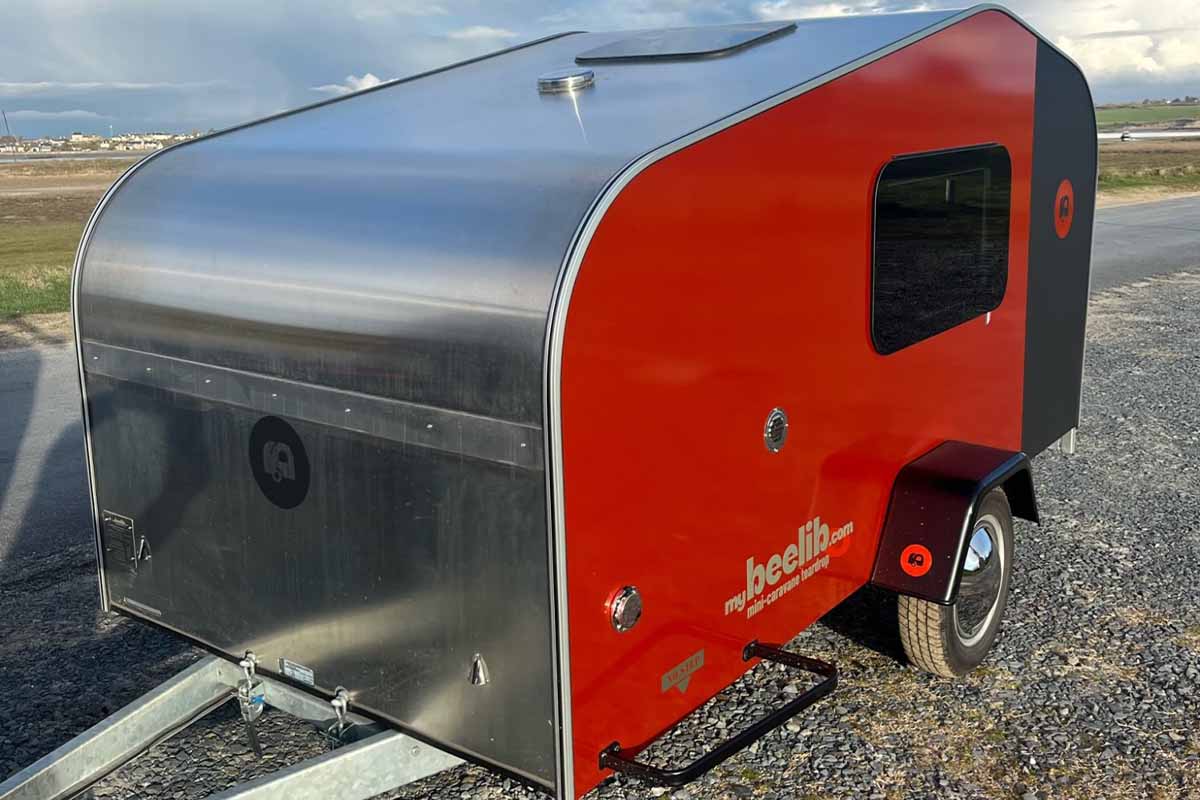 Une mini caravane teardrop artisanale.