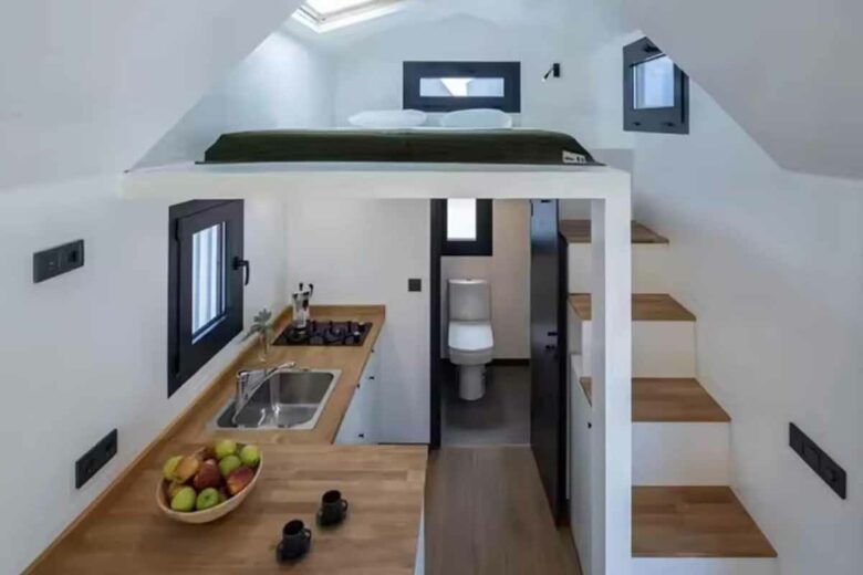 Une cuisine équipée, un coin salle de bains et un espace couchage, pour un confort minimaliste mais suffisant.