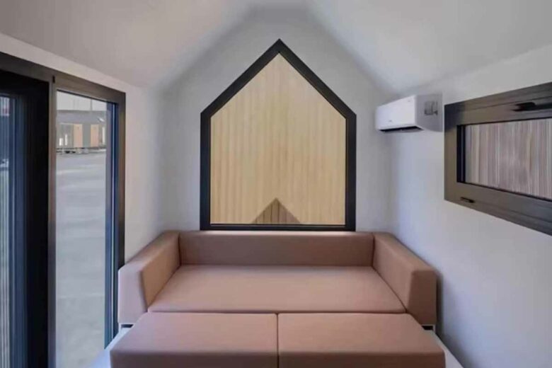 En équipant cette tiny house d'un canapé lit, vous aurez un couchage supplémentaire.