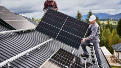 La pose de panneaux solaires sur une toiture.