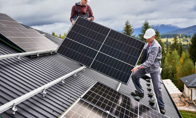 La pose de panneaux solaires sur une toiture.