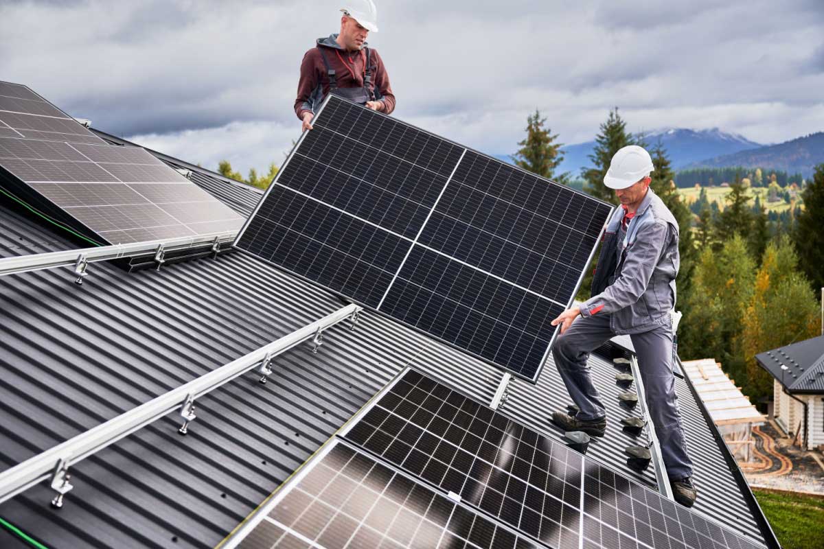 La pose de panneaux solaires sur une toiture.