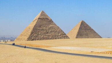 Le site de Gizeh où se trouvent les pyramides de Khéops et Khéphren entre autres.