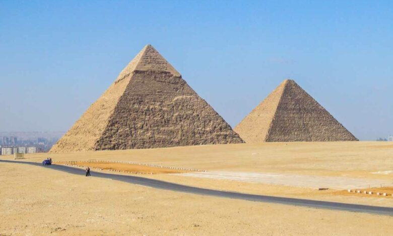 Le site de Gizeh où se trouvent les pyramides de Khéops et Khéphren entre autres.