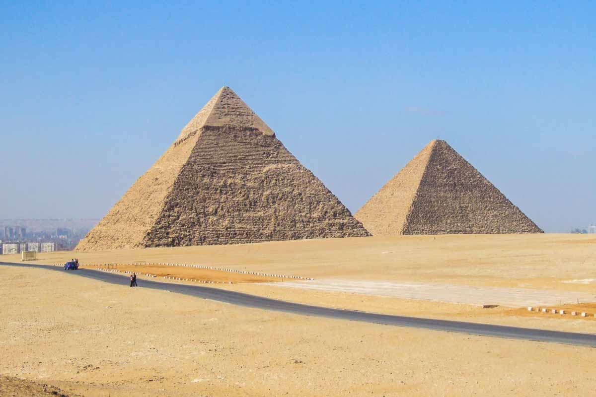 Le site de Gizeh où se trouvent les pyramides de Khéops et Khéphren entre autres.