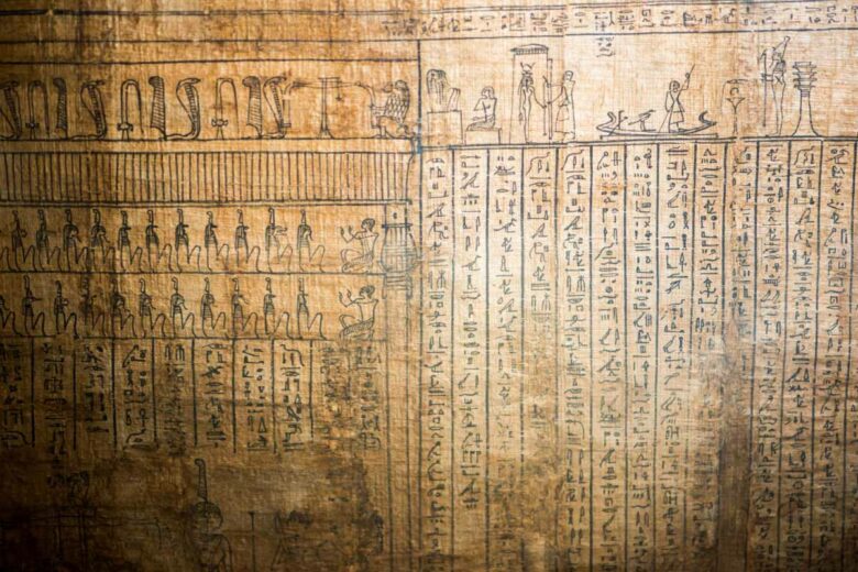 D'anciens hiéroglyphes antiques sur papyrus.